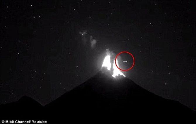 UFO là nguyên nhân gây ra phun trào núi lửa ở Mexico?  - Ảnh 1