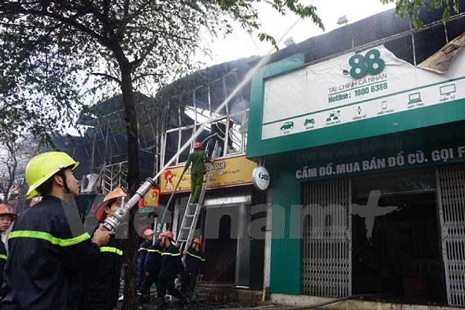 Hà Nội: Cháy lớn sáng mùng 4 Tết, 6 ki ốt bị thiêu rụi - Ảnh 2