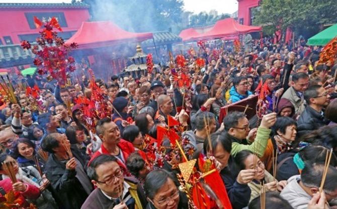 Người Trung Quốc chen chúc đi chùa cầu may đầu năm mới - Ảnh 1