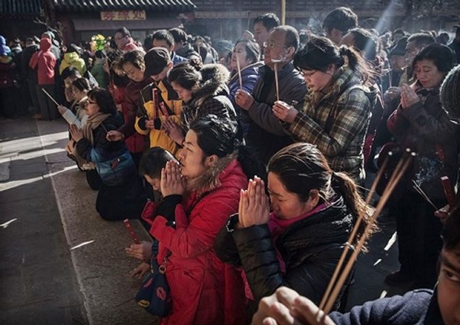 Người Trung Quốc chen chúc đi chùa cầu may đầu năm mới - Ảnh 12