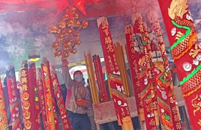 Người Trung Quốc chen chúc đi chùa cầu may đầu năm mới - Ảnh 4