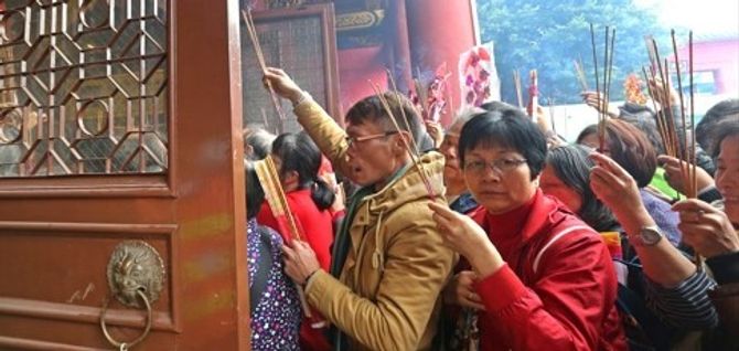 Người Trung Quốc chen chúc đi chùa cầu may đầu năm mới - Ảnh 5