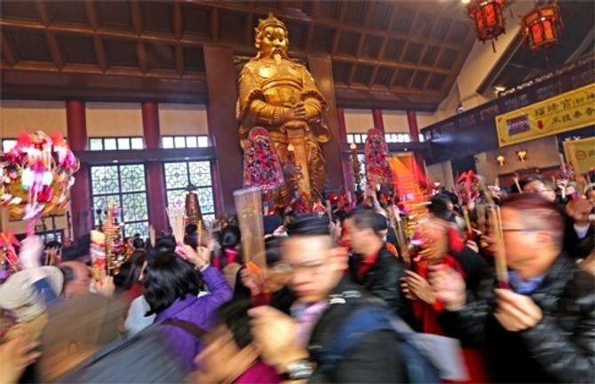 Người Trung Quốc chen chúc đi chùa cầu may đầu năm mới - Ảnh 6