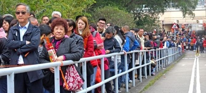Người Trung Quốc chen chúc đi chùa cầu may đầu năm mới - Ảnh 7