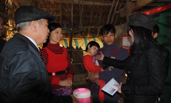 210 triệu đồng giúp người dân nghèo Hà Tĩnh đón tết - Ảnh 1