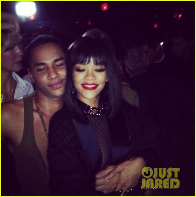 Rihanna diện áo lưới lộ 