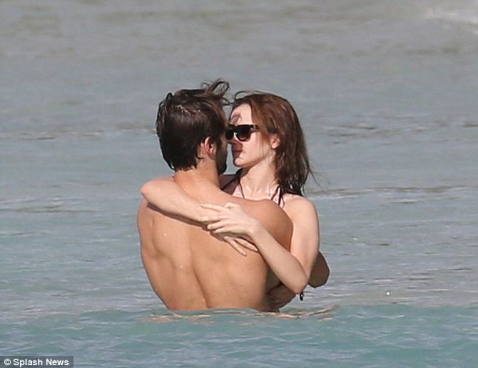 Emma Watson tình tứ bên bạn trai tại bãi biển
