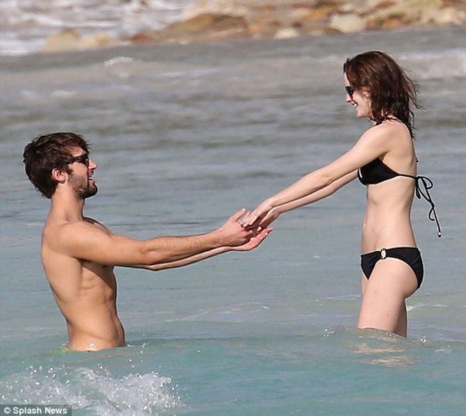 Emma Watson tình tứ bên bạn trai tại bãi biển