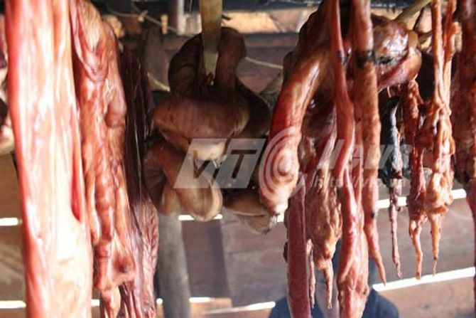 Phát hoảng với đặc sản thịt thối có dòi ở Sơn La - Ảnh 1