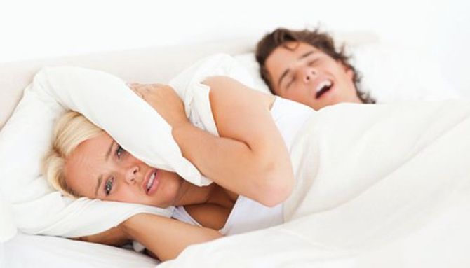 Cười nghiêng ngả với chiêu trị chồng ngủ ngáy của cô vợ 9X - Ảnh 1