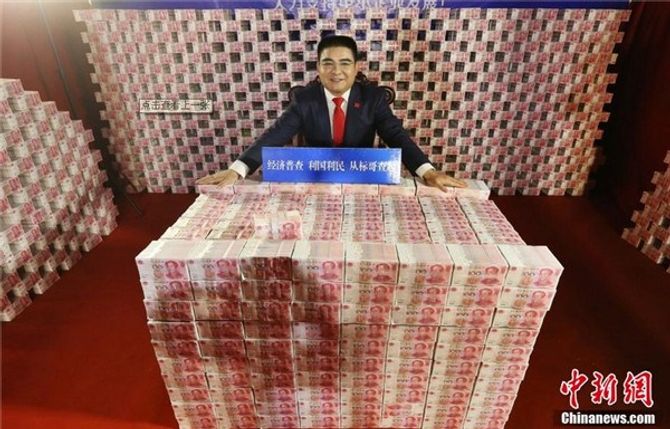 Doanh nhân Trung Quốc chi hàng chục tấn tiền mặt để… trang trí studio