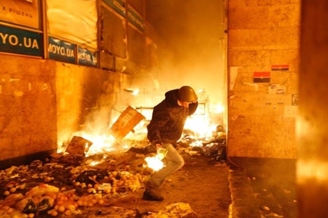 Hình ảnh bạo loạn đẫm máu ở Kiev - Ảnh 5