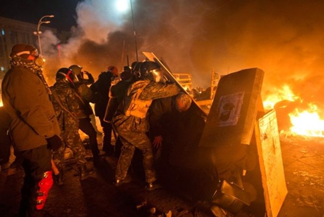Hình ảnh bạo loạn đẫm máu ở Kiev - Ảnh 8
