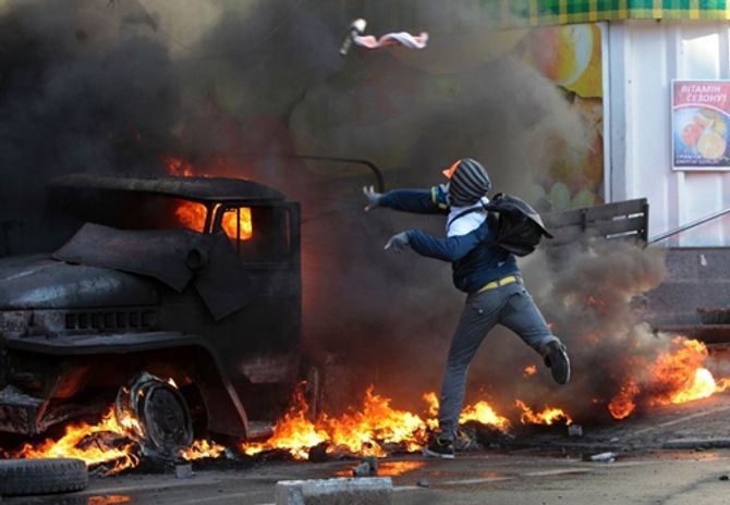 Hình ảnh bạo loạn đẫm máu ở Kiev - Ảnh 11
