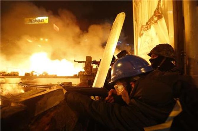 Hình ảnh bạo loạn đẫm máu ở Kiev - Ảnh 13