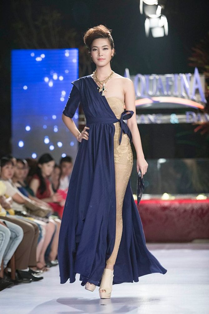 Hoa hậu Thùy Dung diện áo 2 dây mỏng tang đi diễn thời trang