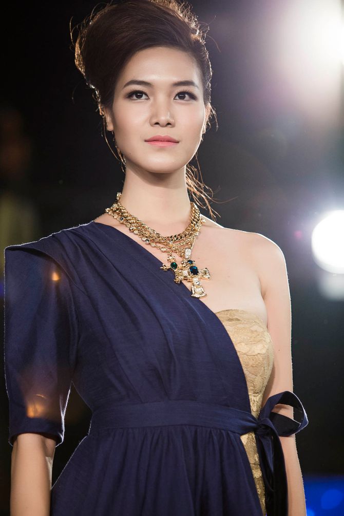 Hoa hậu Thùy Dung diện áo 2 dây mỏng tang đi diễn thời trang