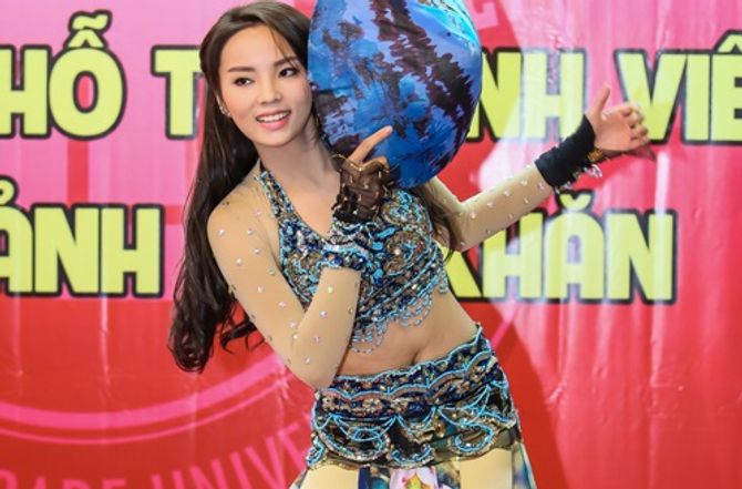 Clip: Hoa hậu Kỳ Duyên múa Fusion cùng nón lá lộ eo "bánh mỳ"  - Ảnh 7