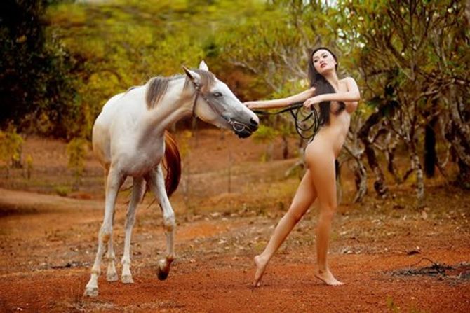 Cao Thùy Linh nude 100% bên ngựa trắng giữa thiên nhiên hoang sơ - Ảnh 3