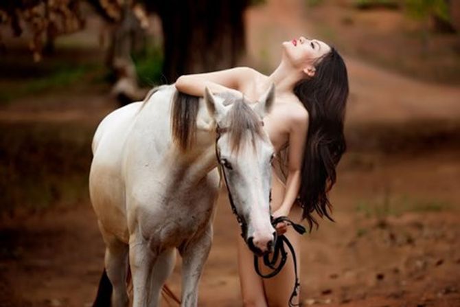 Cao Thùy Linh nude 100% bên ngựa trắng giữa thiên nhiên hoang sơ - Ảnh 4