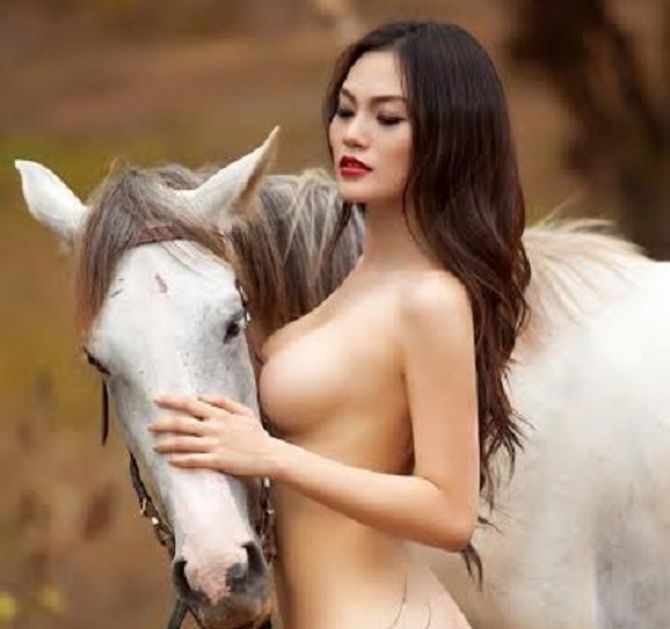 Cao Thùy Linh nude 100% bên ngựa trắng giữa thiên nhiên hoang sơ - Ảnh 1