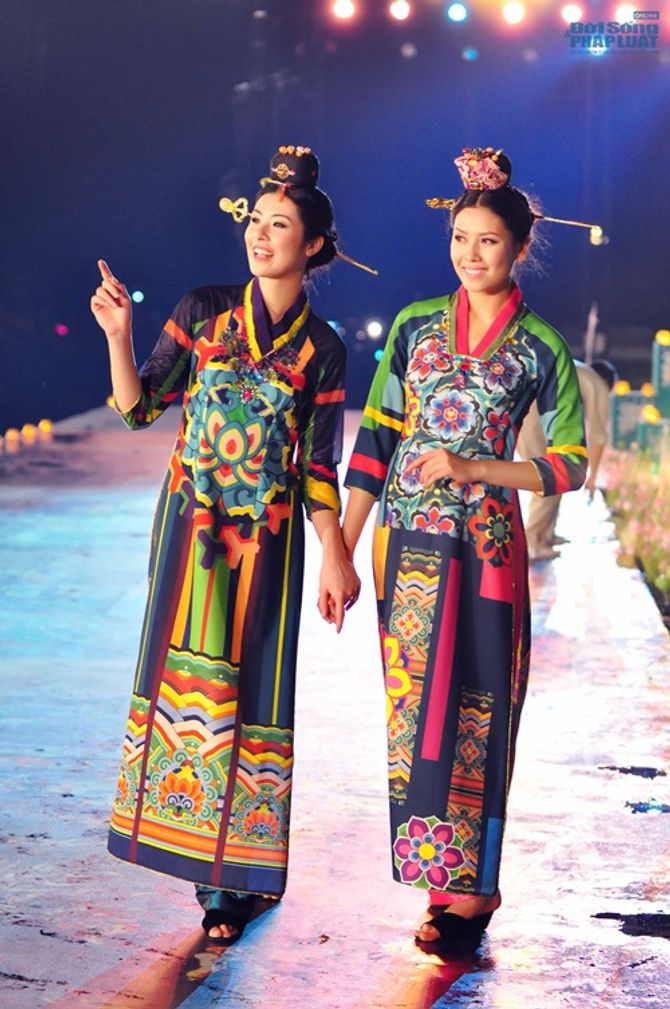 Ngọc Hân ra mắt BST áo dài Hàn Quốc tại Festival Huế - Ảnh 8