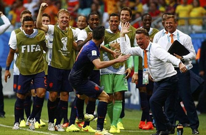 Video: Hà Lan bất ngờ đè bẹp Tây Ban Nha 5-1 - Ảnh 1