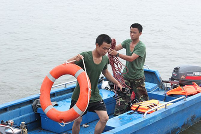 Clip: Trục vớt thi thể nạn nhân chết đuối ở Hồ Tây - Ảnh 2