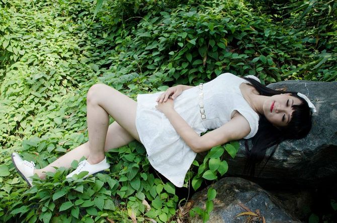Nữ sinh 9X đẹp mê mẩn với bộ ảnh “Công chúa ngủ trong rừng" - Ảnh 8