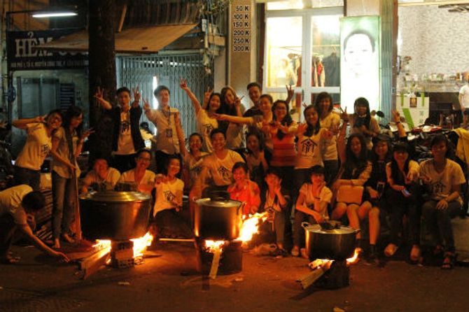 Hot girl 9X cùng dàn sao Việt gói bánh Tét tặng người nghèo - Ảnh 4