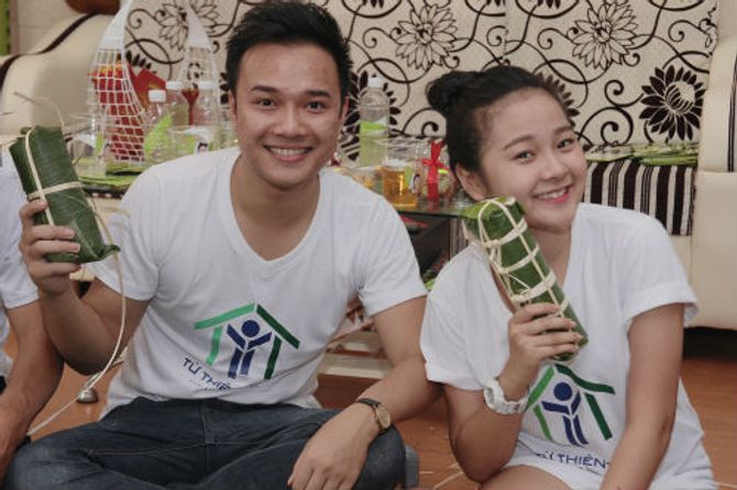 Hot girl 9X cùng dàn sao Việt gói bánh Tét tặng người nghèo - Ảnh 2