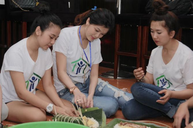 Hot girl 9X cùng dàn sao Việt gói bánh Tét tặng người nghèo - Ảnh 3