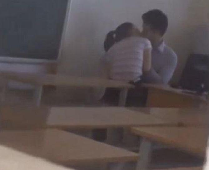Nóng clip: Thầy giáo và học sinh ôm, hôn nhau đắm đuối trong lớp - Ảnh 1