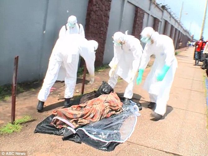 Dịch Ebola: Con đường lây lan và cách phòng chống - Ảnh 1