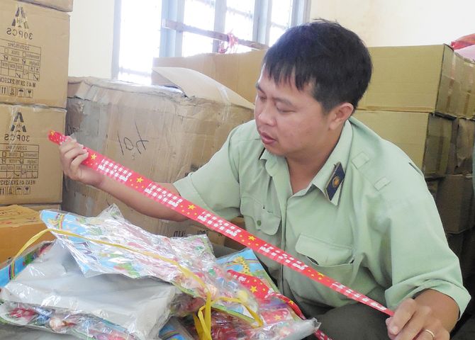 Phú Yên: Bắt 3.600 tấm đồ chơi trẻ em in hình cờ Trung Quốc - Ảnh 1