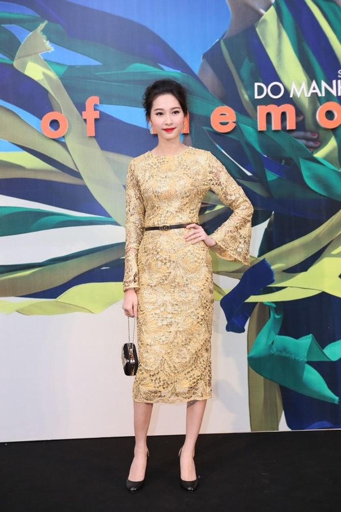 Sao đẹp tuần qua: Angela Phương Trinh đẹp hoàn hảo với đầm xanh