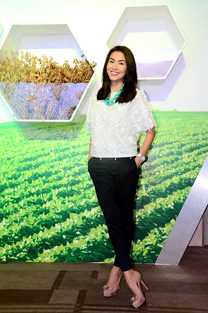Sao đẹp tuần qua: Angela Phương Trinh đẹp hoàn hảo với đầm xanh