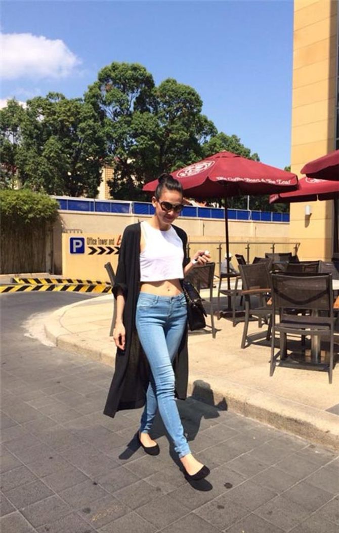Street style sao Việt tuần qua: Hà Anh diện quần 5cm sexy dạo phố