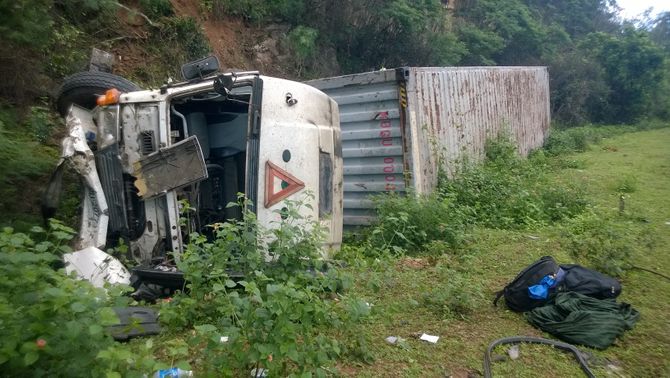 Lao vào vách núi, xe container lật nhào, 2 người bị thương nặng - Ảnh 1