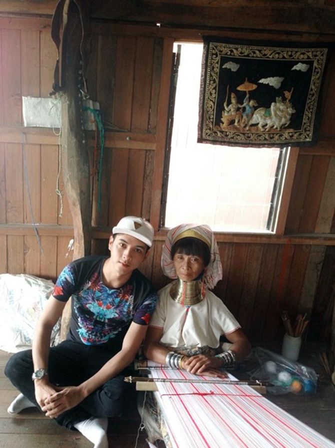 Hồ Quang Hiếu chụp ảnh cùng “người cổ dài” gây sốt - Ảnh 4