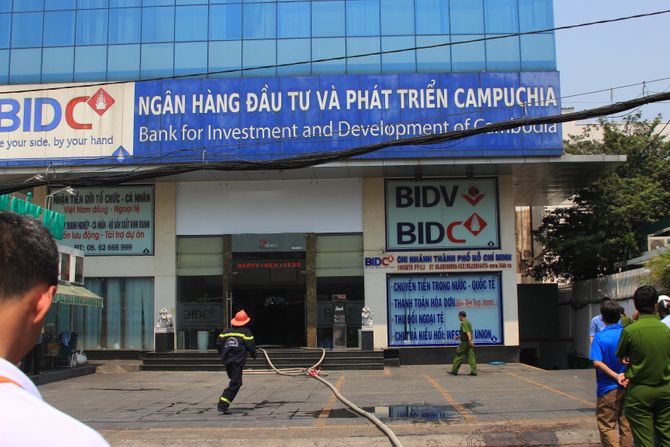 TP.HCM: Cháy tầng hầm ngân hàng BIDC, nhân viên hoảng loạn tháo chạy - Ảnh 1