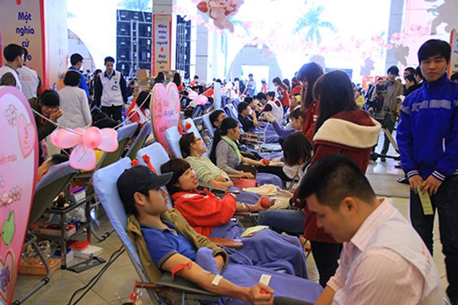 Lễ hội Xuân Hồng 2015: Hàng ngàn người tham gia hiến máu trong mưa rét - Ảnh 2