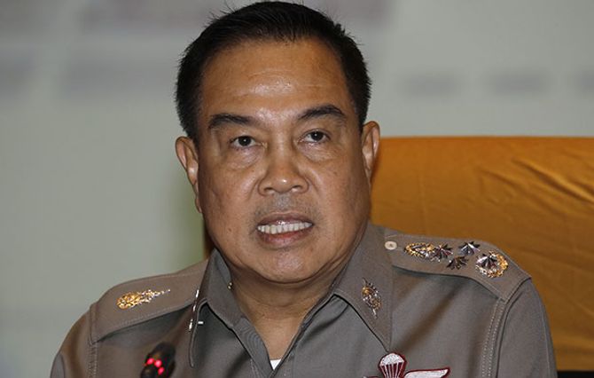 7 sĩ quan cảnh sát Thái Lan bị bắt, tịch thu tiền và xe sang   - Ảnh 1