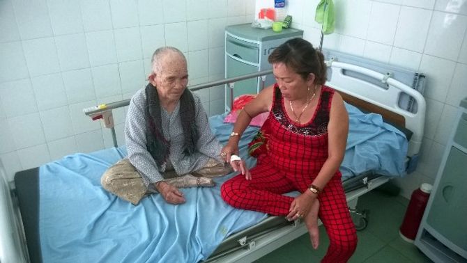 Con rể hờ hành hung mẹ vợ 84 tuổi vừa mù vừa điếc - Ảnh 1