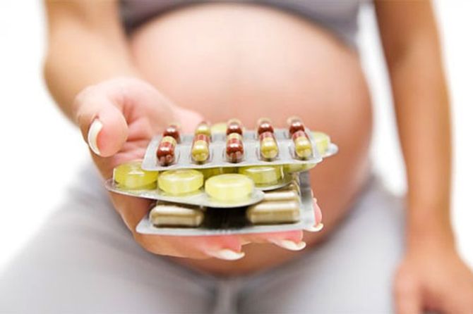 Uống thuốc khi mang thai và những hiểm họa khôn lường - Ảnh 1