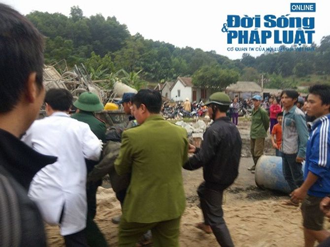 Hình ảnh cứu hộ vụ sập giàn giáo xăng dầu ở Hà Tĩnh - Ảnh 4