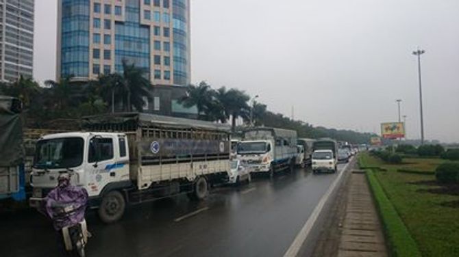 Hà Nội: Hàng trăm ô tô 'chôn chân' trên Đại lộ Thăng Long 4
