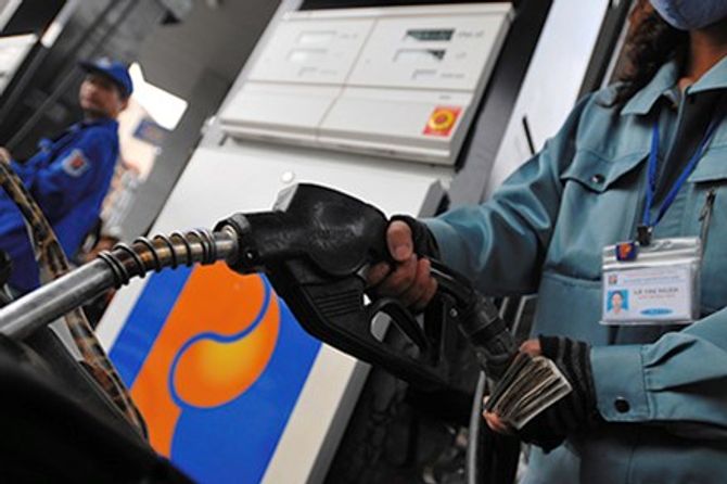 Giá xăng tăng và nỗi lo "ế" xăng dầu của doanh nghiệp xăng - Ảnh 1