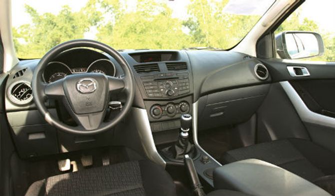 Ford Ranger "đối đầu" Mazda BT50: Chọn xe bán tải nào tốt? - Ảnh 4