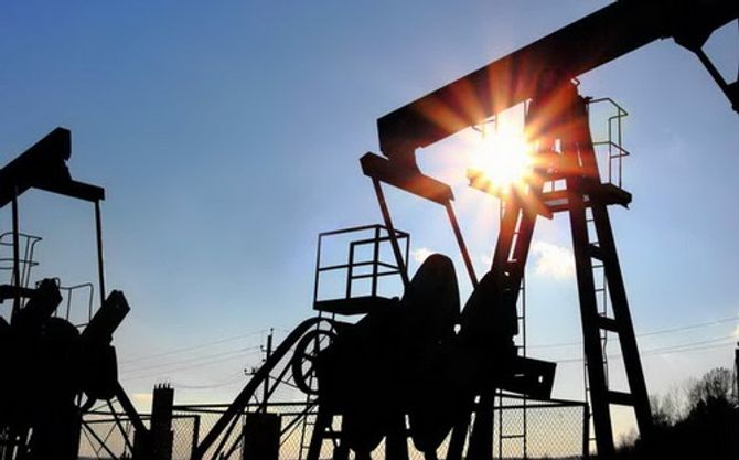 Giá dầu thô tiếp tục giảm mạnh - Ảnh 1